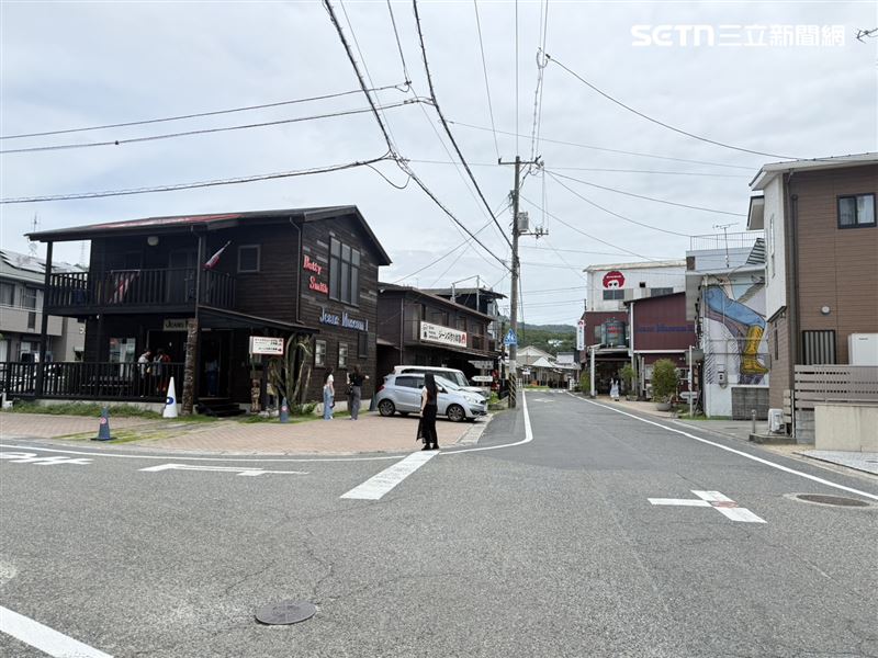 貝蒂史密斯牛仔褲村整條街都是博物館、工作坊與商店。(圖/記者李育道攝影)