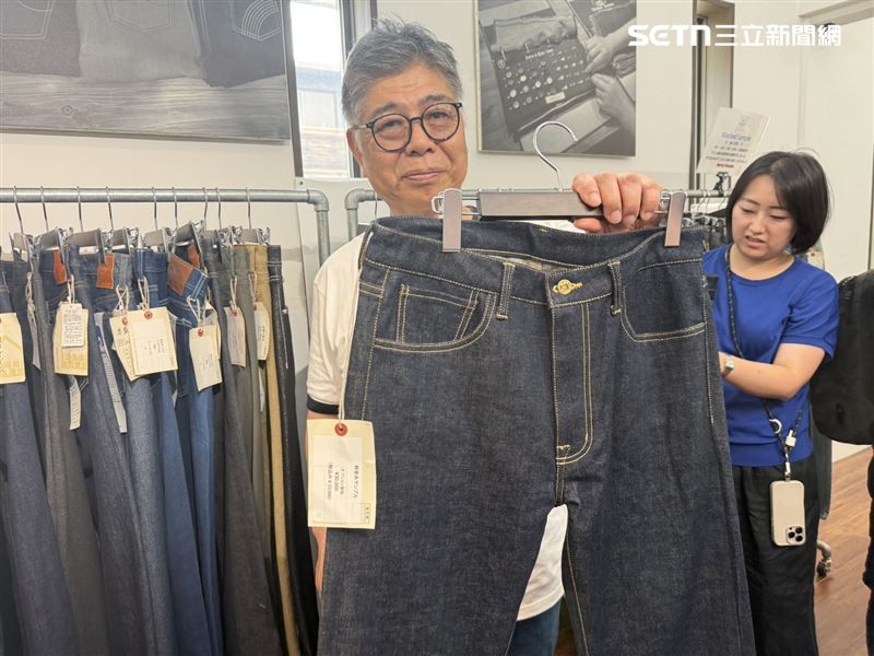 若預算較高,也可選擇完整訂製牛仔褲,圖中為純金縫線。(圖/記者李育道攝影)
