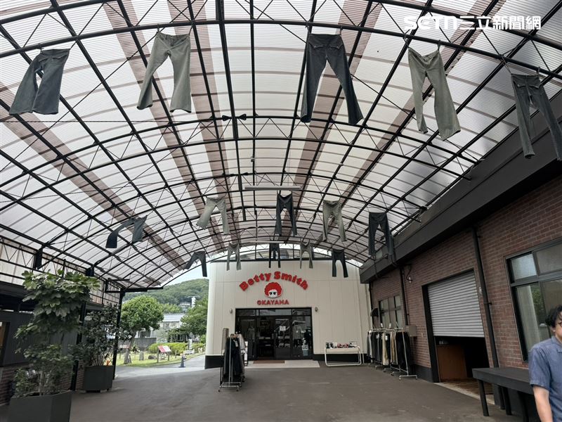 貝蒂史密斯牛仔褲村也有購物商店,店家門口也非常好拍。(圖/記者李育道攝影)