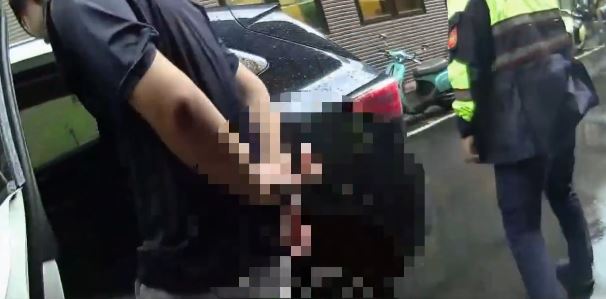 19歲熊姓詐欺車手,警方查扣面交款項新臺幣65萬元及智慧型手機2支,全案依涉嫌詐欺罪及違反洗錢防制法等罪嫌移送新北地方檢察署偵辦。(圖/翻攝畫面)