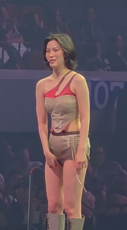 南韓女團ITZY成員申留真近日因演唱會上一個整理服裝的動作引發爭議。(圖/翻攝自X平台)
