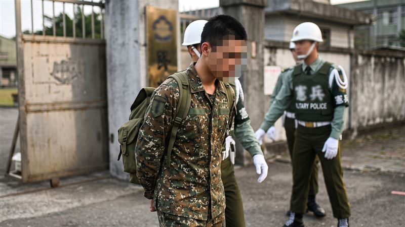 陸軍二等兵入伍不到一個月就逾假未歸,6天後在台北落網,卻淪詐騙集團車手。(示意圖/AI生成)