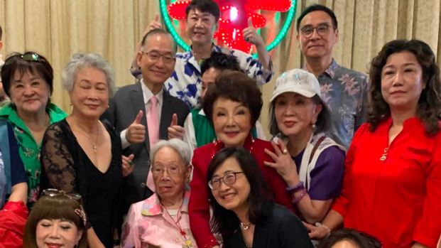 楊燕(右四)歡慶媽媽106歲生日。(圖/翻攝自施心慧臉書)
