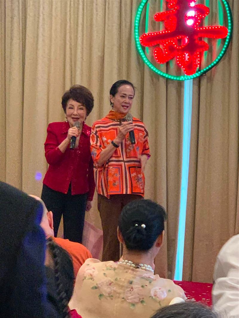 湯蘭花(右)為楊燕媽媽慶生。(圖/翻攝自施心慧臉書)