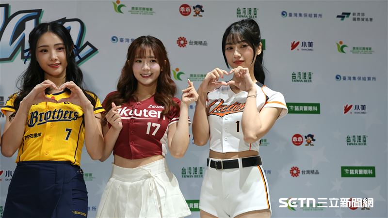 中職37年明星對抗賽,樂天女孩笑笑(中)第2年參加明星賽、UniGirls安琪第1次參與明星賽。(圖/記者劉彥池攝影)