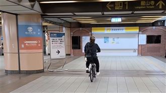 黑衣女北捷站內騎腳踏車！0人制止網怒了