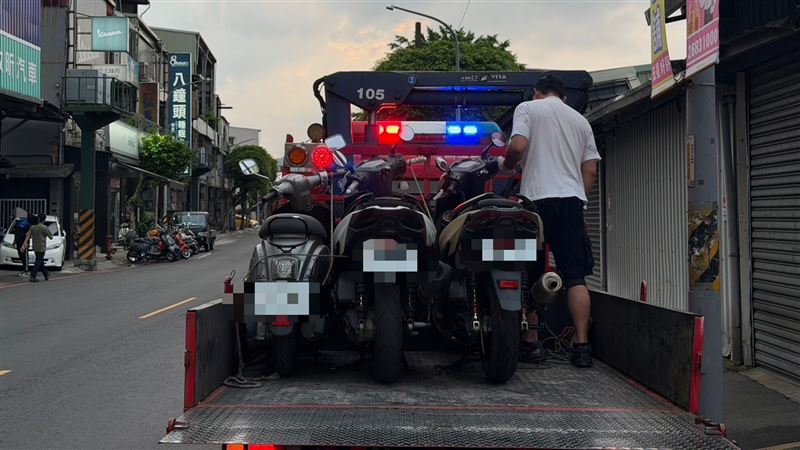 警方查扣飆車的機車。(圖/翻攝畫面)