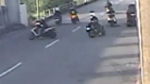 泰山飆車族深夜狂飆！警逮12人罰150萬元