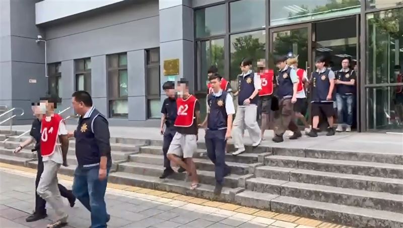 警方逮捕涉嫌飆車12人送辦。(圖/翻攝畫面)