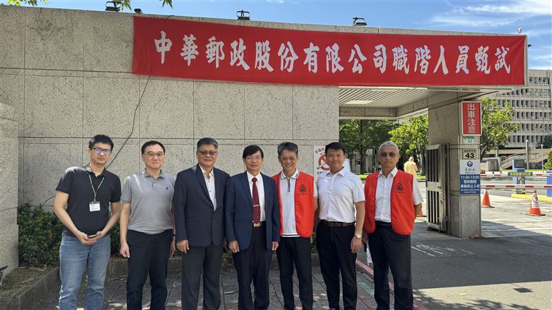 中華郵政今(19)日舉行115年職階人員甄試第一試,共開出983個正取名額,吸引超過1.2萬人報名,預估平均錄取率約10%。(圖/中華郵政提供)