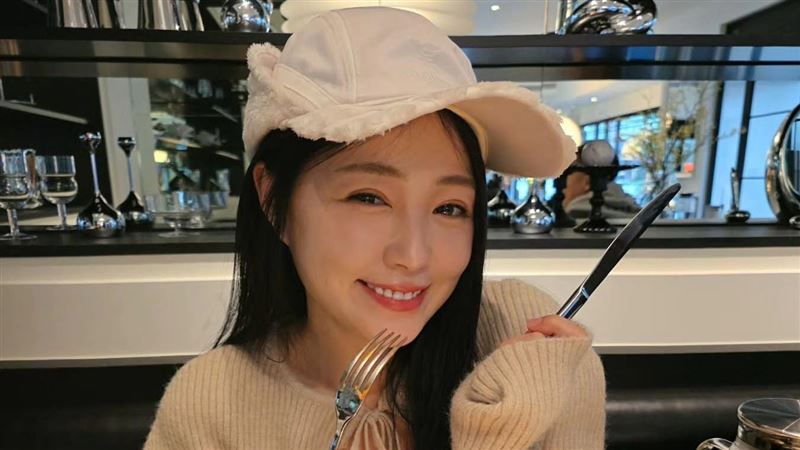丫頭(詹子晴)吃美食照片。(圖/翻攝自IG @ava112411)