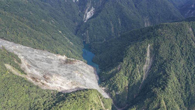 萬里溪堰塞湖水位突破壩頂!濁水持續流出
