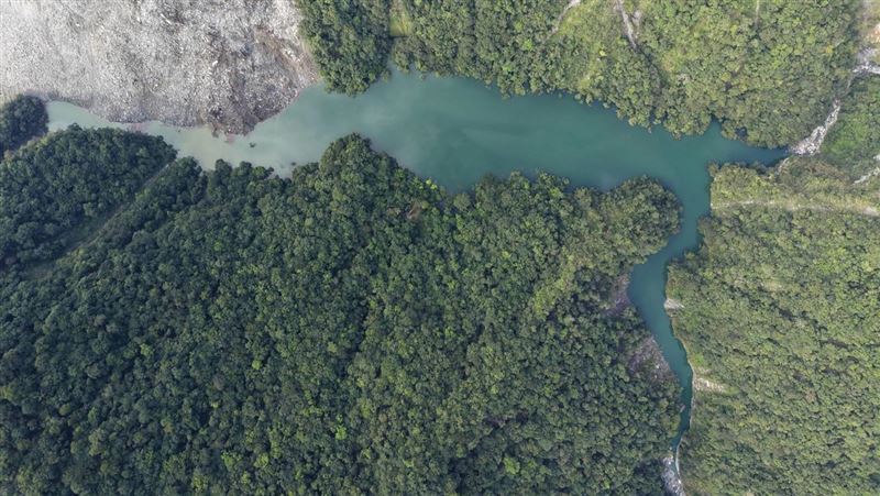 萬里溪潰堤臨界點!距離壩頂17公分 堰塞湖水位持續增加中(圖/翻攝自農業部林業及自然保育署花蓮分署官網)