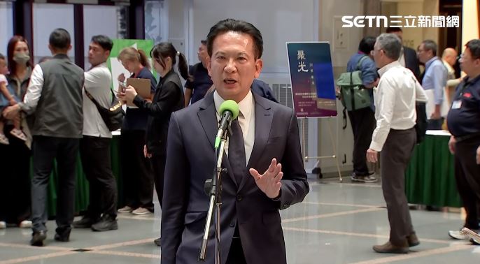 民進黨立委林俊憲出席全代會,並回應記者提問。(圖/翻攝畫面)