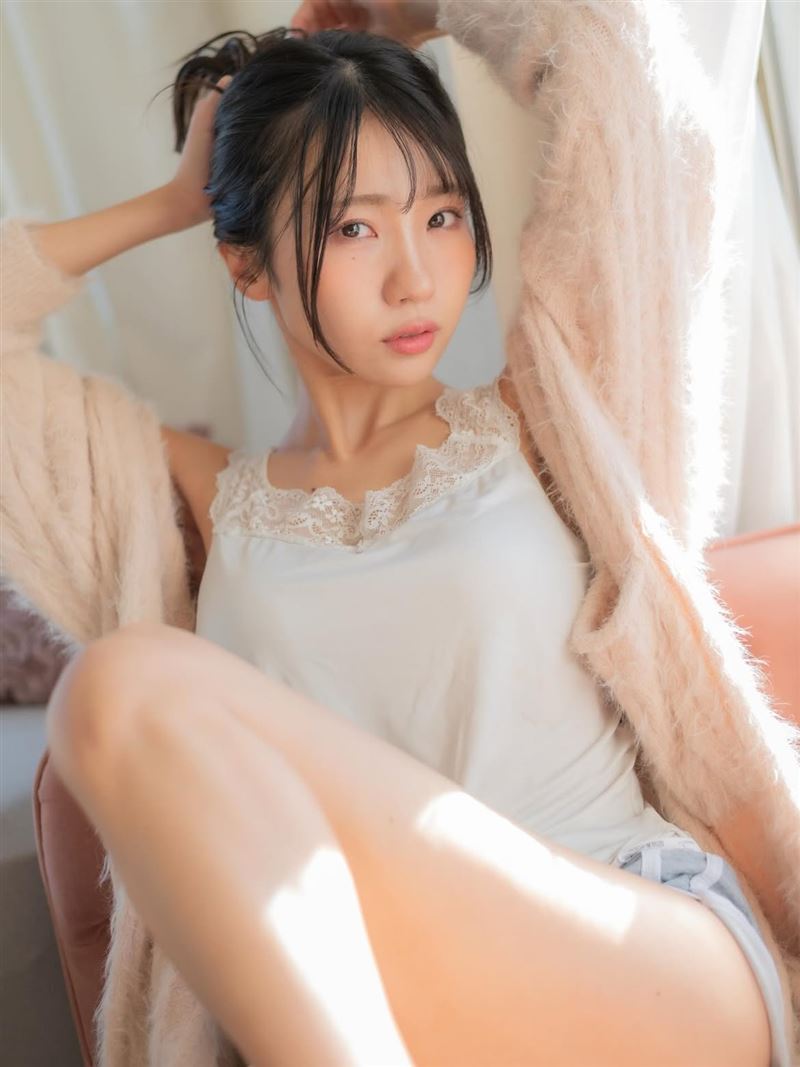 朝花和Riiko曾推出過寫真外型相當亮眼。(圖/翻攝自IG @asakawa_riiko)