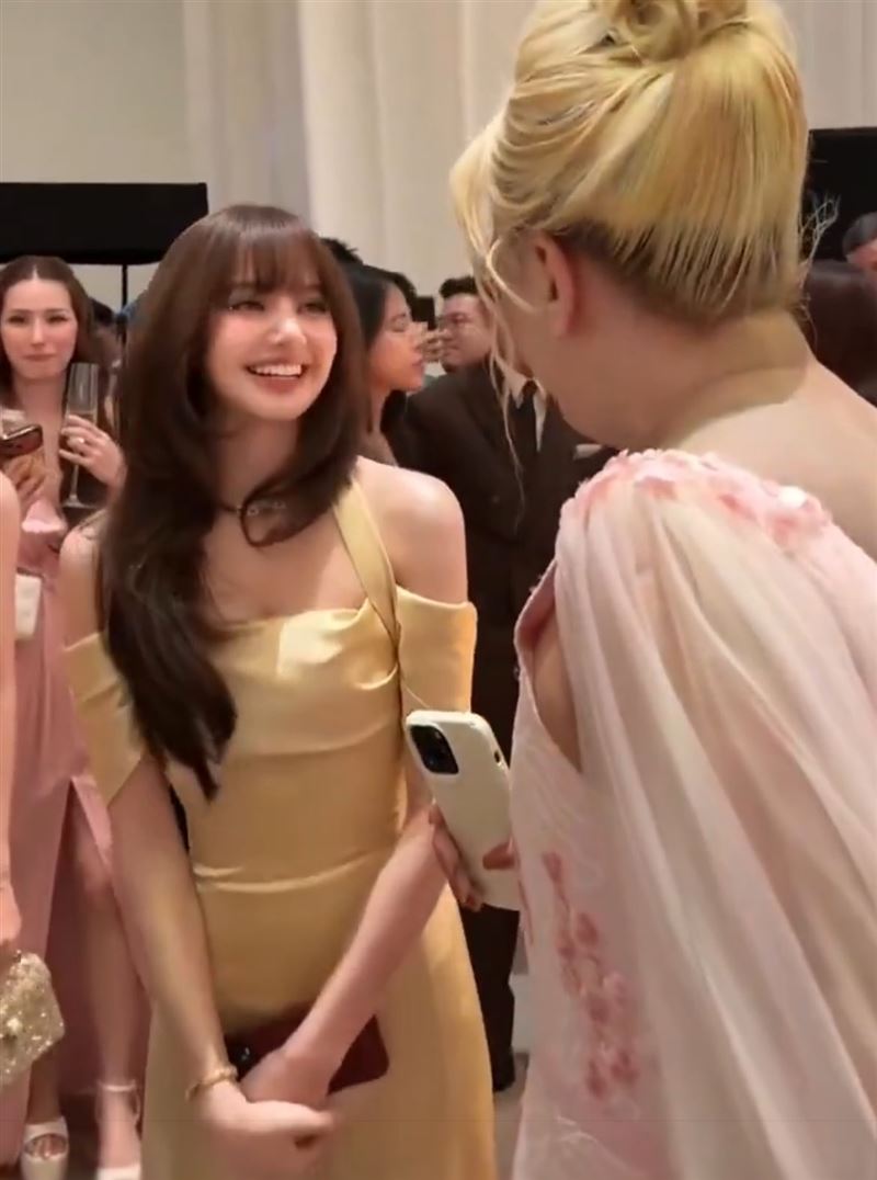 BLACKPINK成員Lisa驚喜現身泰國演員Nadech Kugimiya與Yaya Urassaya的婚禮。(圖/翻攝自X平台)