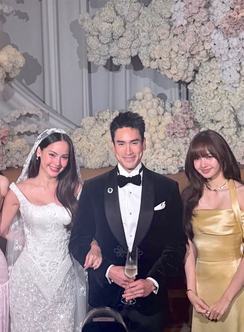 BLACKPINK成員Lisa驚喜現身泰國演員Nadech Kugimiya與Yaya Urassaya的婚禮。(圖/翻攝自X平台)