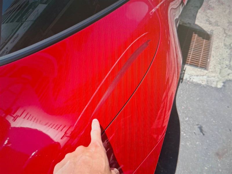 女駕駛開車門未注意,害騎摩托車的外送員擦撞保時捷。(圖/翻攝畫面)