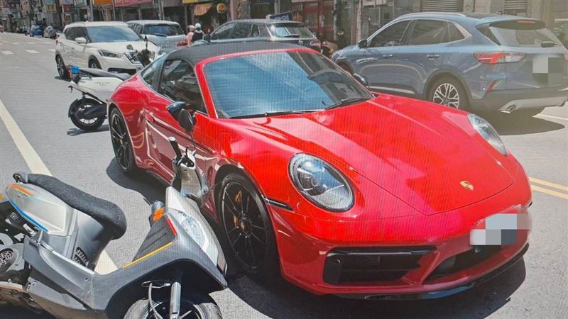 臨停開車門…外送員慘撞800萬保時捷跑車