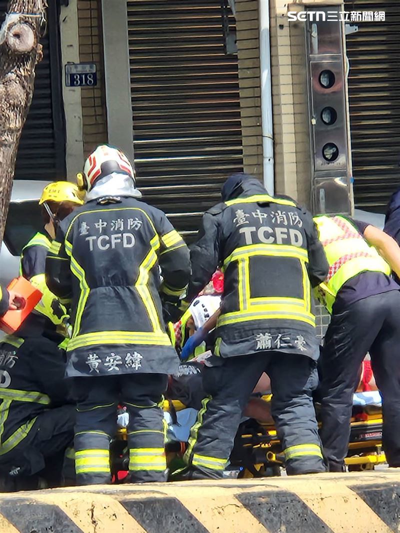 警消救人脫困後,發現騎士傷勢嚴重,現場施予CPR由救護車接續送醫搶救。(圖/翻攝畫面)