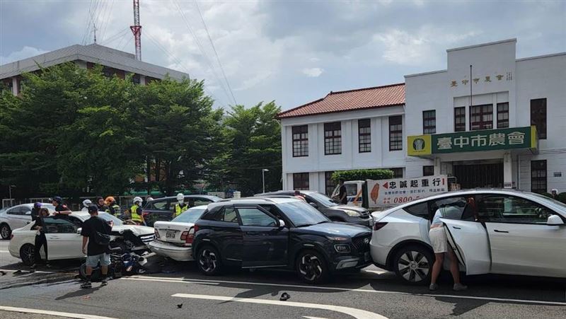 台中豐原農會前發生嚴重連環撞車禍,其中一台機車遭到前後車輛夾扁,現場血跡斑斑。(圖/翻攝畫面)