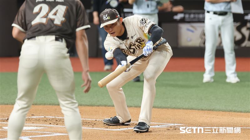 富邦悍將先發投手江國豪參加「連連看打擊戰」。(圖/記者劉彥池攝影)