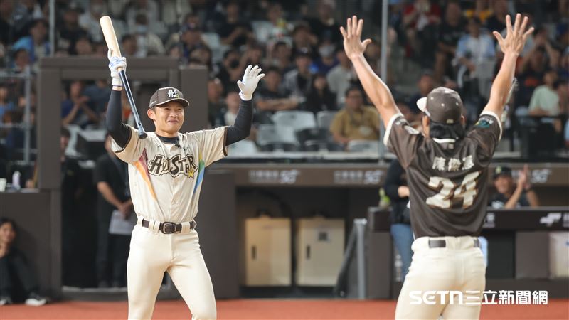 中職37年明星對抗賽,富邦悍將先發投手江國豪參加「連連看打擊戰」。(圖/記者劉彥池攝影)