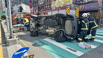駕駛開車顧聊天失控側翻　乘客受困驚險獲