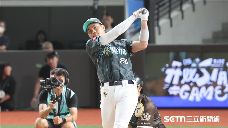 中職37年明星對抗賽,中信兄弟外野手宋晟睿參加「全壘打大賽」決賽。(圖/記者劉彥池攝影)