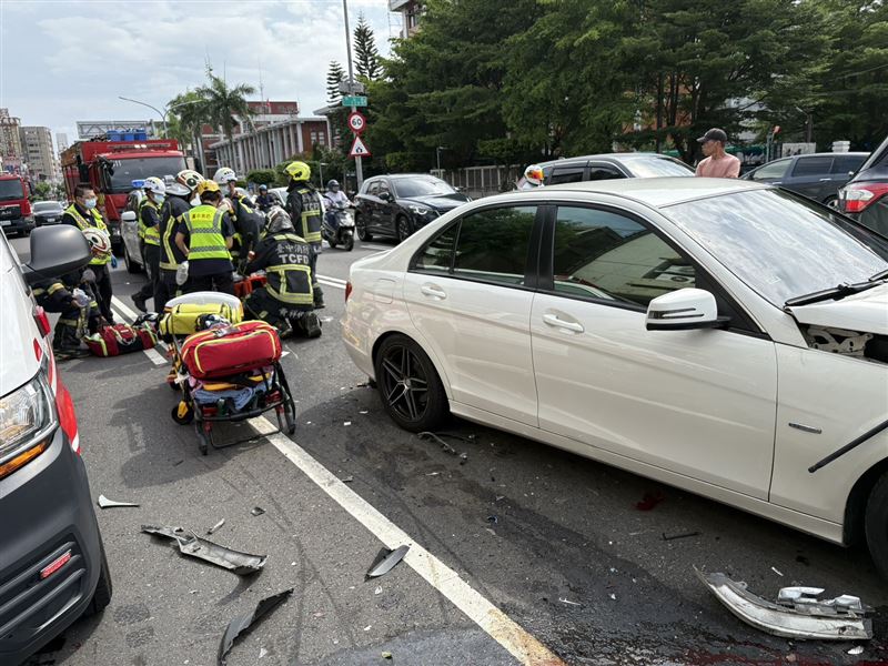中山路上「台中市農會」前有5輛轎車、1輛機車因不明原因發生碰撞。(圖/翻攝畫面)