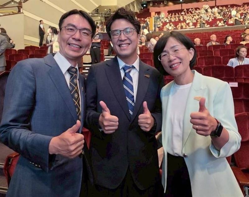 温世政與蘇巧慧和沈柏洋合影。(圖/温世政辦公室提供)