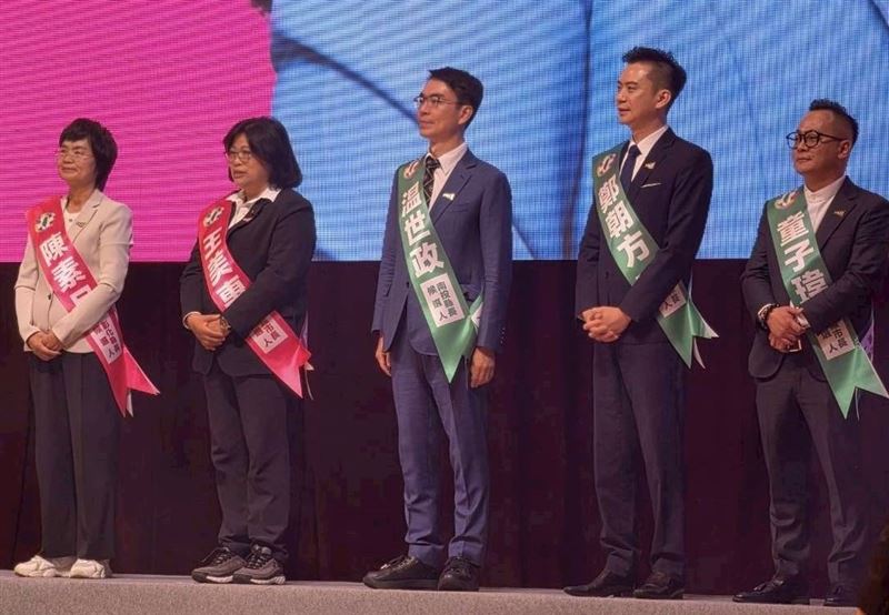 温世政與其他候選人們接下戰旗。(圖/温世政辦公室提供)