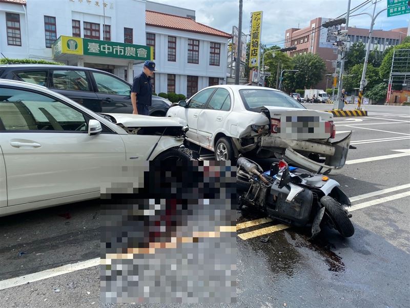 40歲男騎士遭轎車夾擊受困車底,被救出已無生命跡象。(圖/翻攝畫面)
