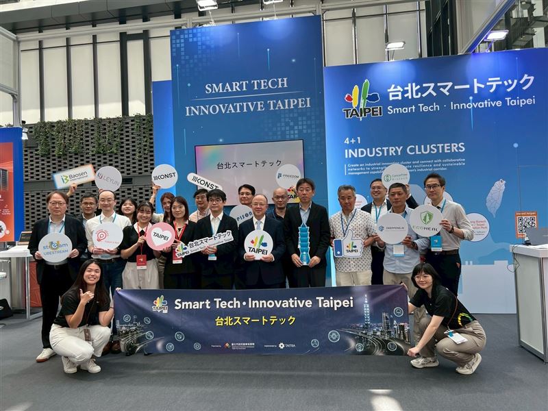 台北市府帶領10家AI新創進軍日本,針對高齡化與數位轉型需求展出智慧醫療及企業解方,成功促成約2.7億元潛在商機。此次展會不僅深化台日產業鏈結,更為北市科技廊帶的AI軟實力開拓了關鍵的國際落地窗口。(圖/外貿協會提供)