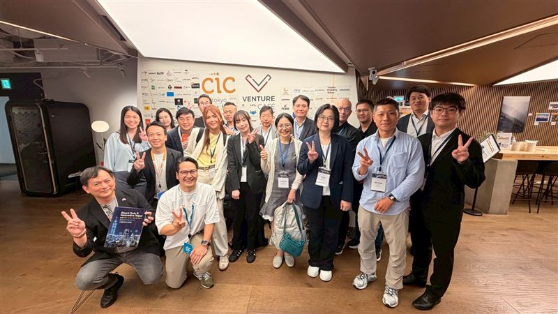 台北市府帶領10家AI新創進軍日本,針對高齡化與數位轉型需求展出智慧醫療及企業解方,成功促成約2.7億元潛在商機。此次展會不僅深化台日產業鏈結,更為北市科技廊帶的AI軟實力開拓了關鍵的國際落地窗口。(圖/外貿協會提供)