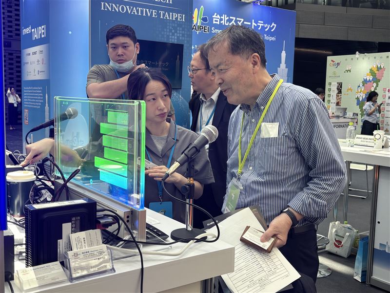 台北市府帶領10家AI新創進軍日本,針對高齡化與數位轉型需求展出智慧醫療及企業解方,成功促成約2.7億元潛在商機。此次展會不僅深化台日產業鏈結,更為北市科技廊帶的AI軟實力開拓了關鍵的國際落地窗口。(圖/外貿協會提供)