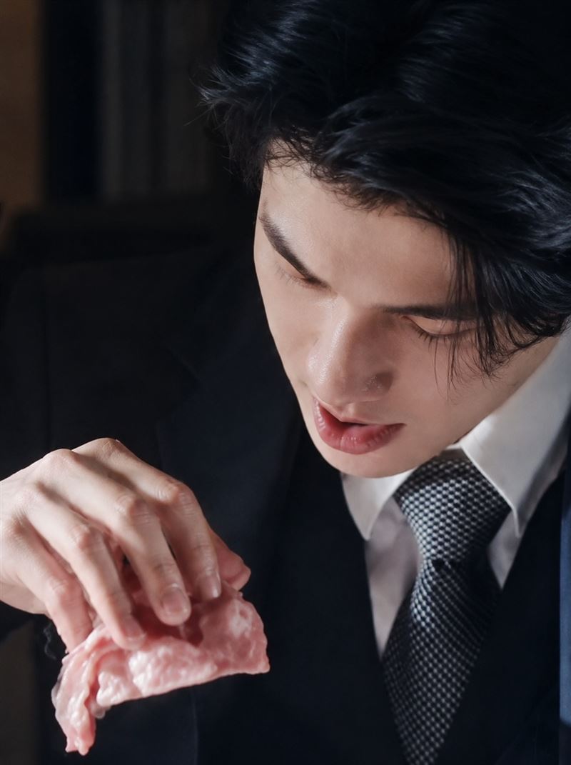 張凌赫有一幕畫面遭逼抓起吃生肉。(圖/翻攝自微博)