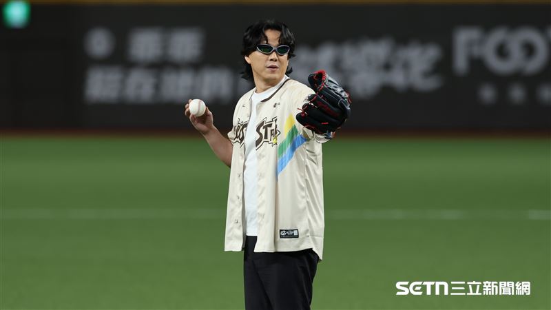 金曲歌王蕭煌奇受邀開球。(圖/記者劉彥池攝影)