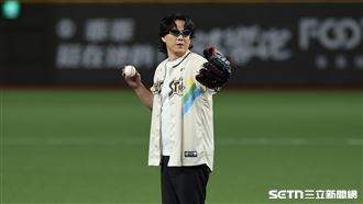 中職37年明星對抗賽，金曲歌王蕭煌奇受邀開球。（圖／記者劉彥池攝影）