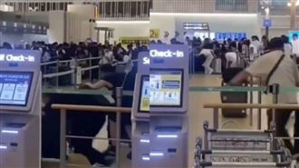 仁川機場爆集體插隊！陸客搶報到鑽護欄