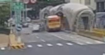 鍾男駕駛轎車撞上另輛轎車,2車發生碰撞後又接連撞上公車。(圖/翻攝畫面)