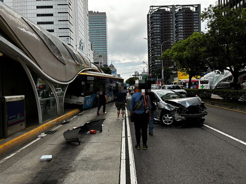 2輛轎車發生碰撞後又撞上公車,導致公車失控撞進BRT站體。(圖/翻攝畫面)