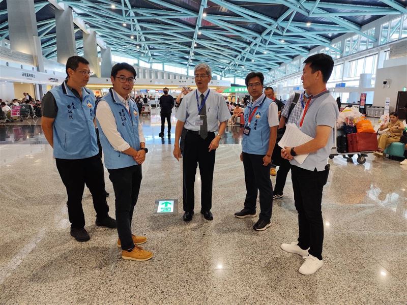 金廈小三通「水客」亂象引發安全疑慮,不僅有人攜帶超重行李及貨物搭船,近期更遭海關查獲夾帶毒品原料企圖通關。(圖/航港局提供)