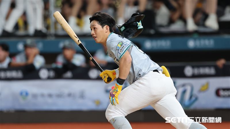 中職37年明星對抗賽,Team Taiwan二壘手張士綸打成游擊滾地球出局。(圖/記者劉彥池攝影)