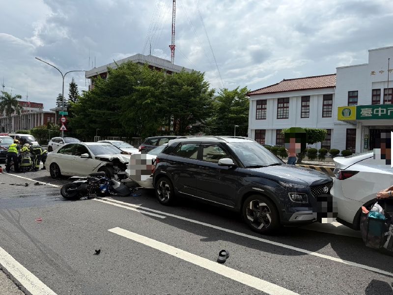 劉女涉毒駕衝撞前方多輛汽車與機車,造成1名機車騎士傷重不治。(圖/翻攝畫面)