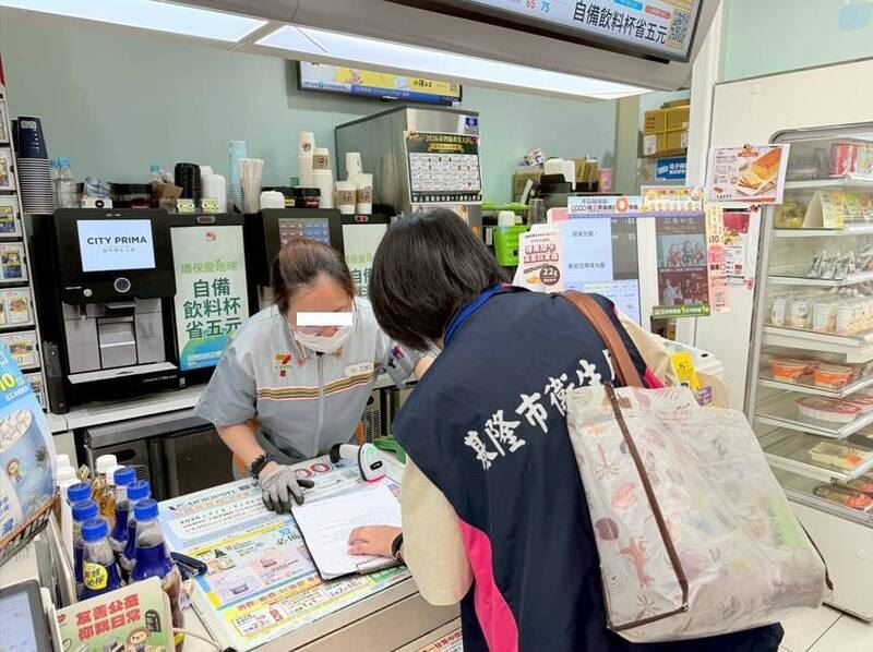 基隆市衛生局稽查人員前往市區超商,核對商家進貨資料。(基隆市政府提供)