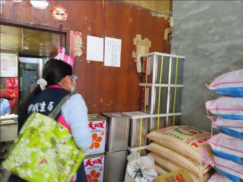 基隆市衛生局稽查人員檢視商家進貨油品。(基隆市政府提供)