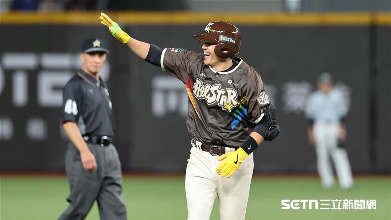 中職37年明星對抗賽,Team Star一壘手陳鏞基炸裂陽春砲。(圖/記者劉彥池攝影)