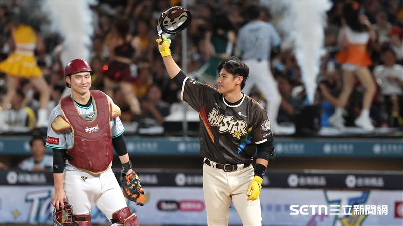 中職37年明星對抗賽,Team Star一壘手陳鏞基炸裂陽春砲。(圖/記者劉彥池攝影)