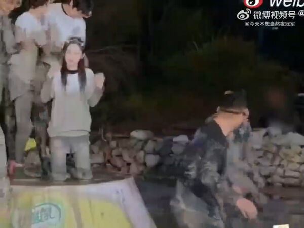 龔俊被劉宇寧推入泥潭,兩派粉絲激烈論戰。(圖/翻攝自微博)